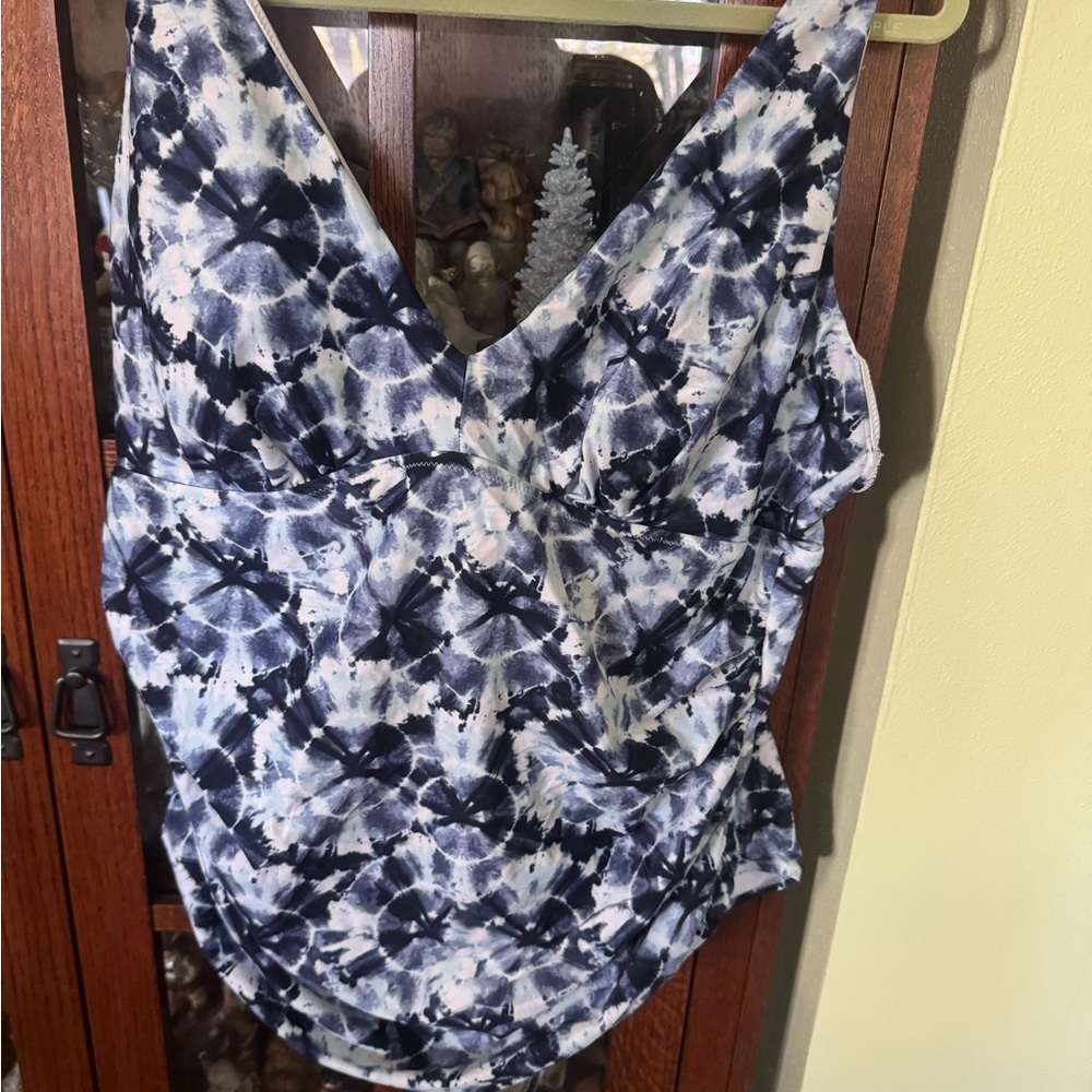 Tie-Dye V-Neck Women’s Swimsuit in Navy and White